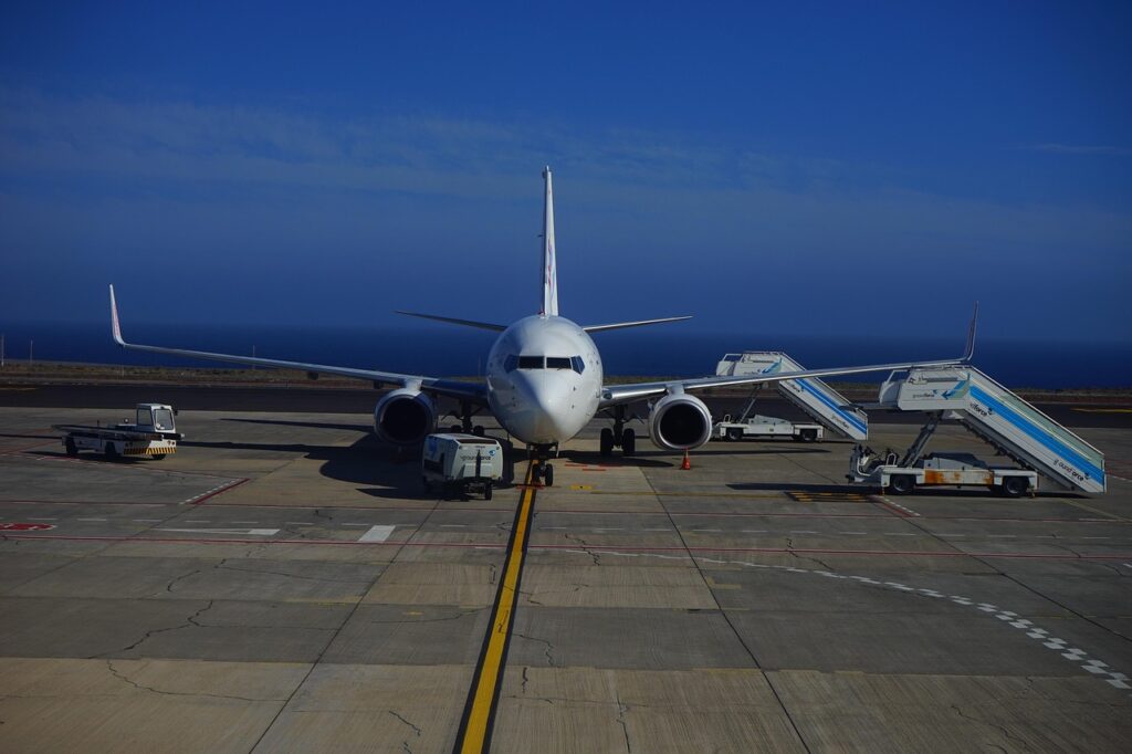 g9f4b5a212b5299028be93cb5bec7fcd797adadc47264802acd11b115da40515aa6ca59b3e502c9ca018c77e62ce01a57_1280-461922 plane, airport, passenger aircraft, travel plane, airline, gangway, tenerife south, tfs, gcts, commercial airport, spain, tenerife, reina sofĂa, airport, airport, airline, airline, airline, airline, airline, tenerife